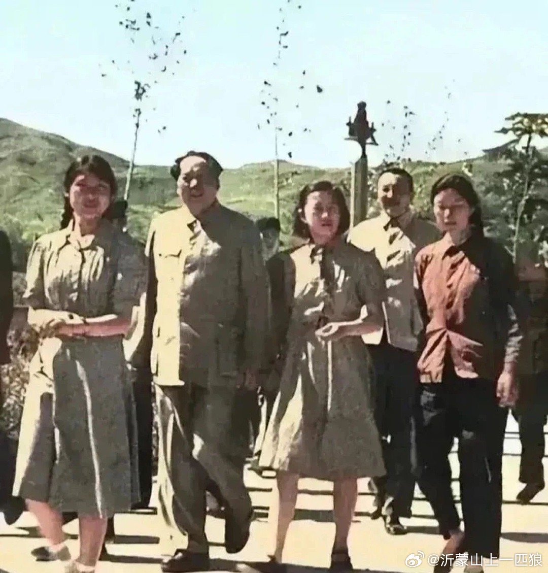 【1953年，毛主席和三个女儿的珍贵合影！】1953年的夏日，玉泉山的绿荫下，留