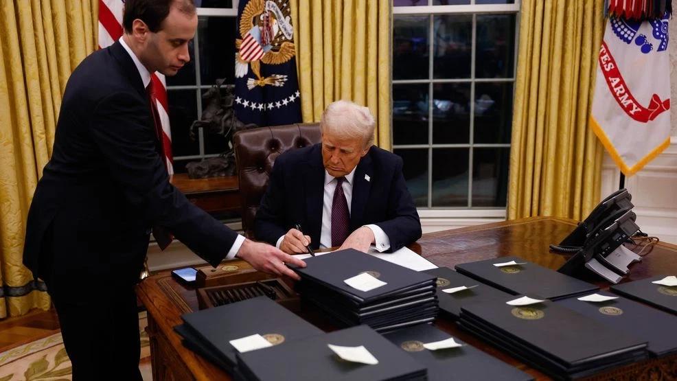 特朗普的“超级总统”体验卡，时效进入倒计时。他在民调的支持率持续下跌，最新数据显