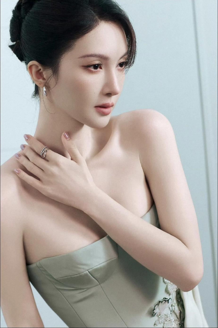 金晨这件衣服，很美很大胆！漂亮的让人移不开眼睛，这就是内娱顶级女星的魅力！完