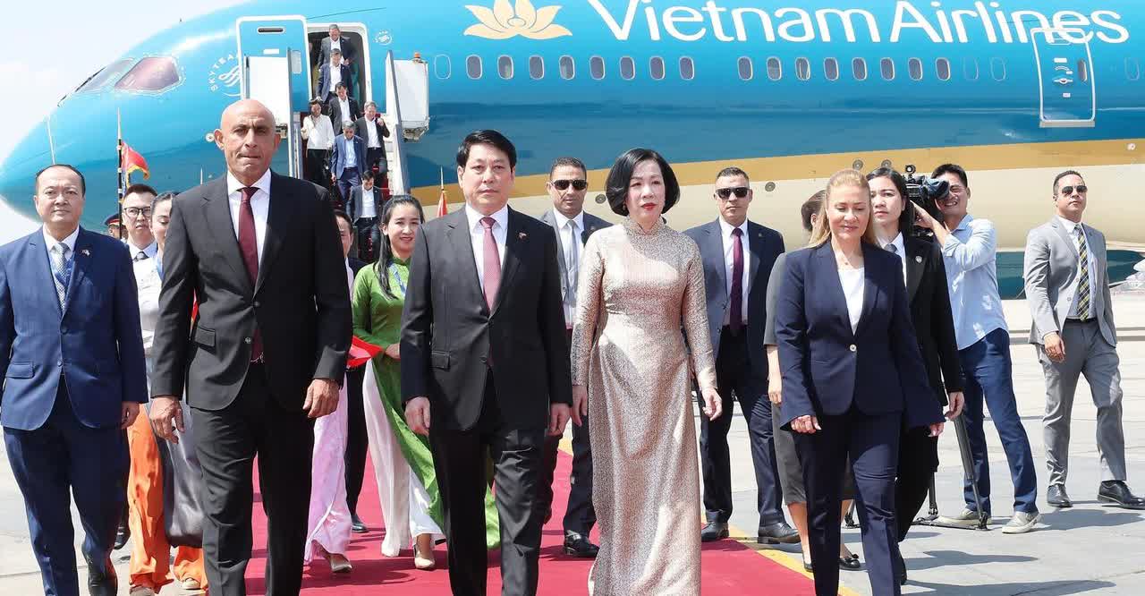 意气风发！梁强携夫人抵达开罗，开始对埃及进行访问埃及方面也挺有意思的，派出一