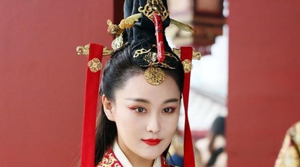 1121年，方腊起义失败被擒，宋军大摆庆功宴。可是韩世忠却独自在角落喝着酒，营妓