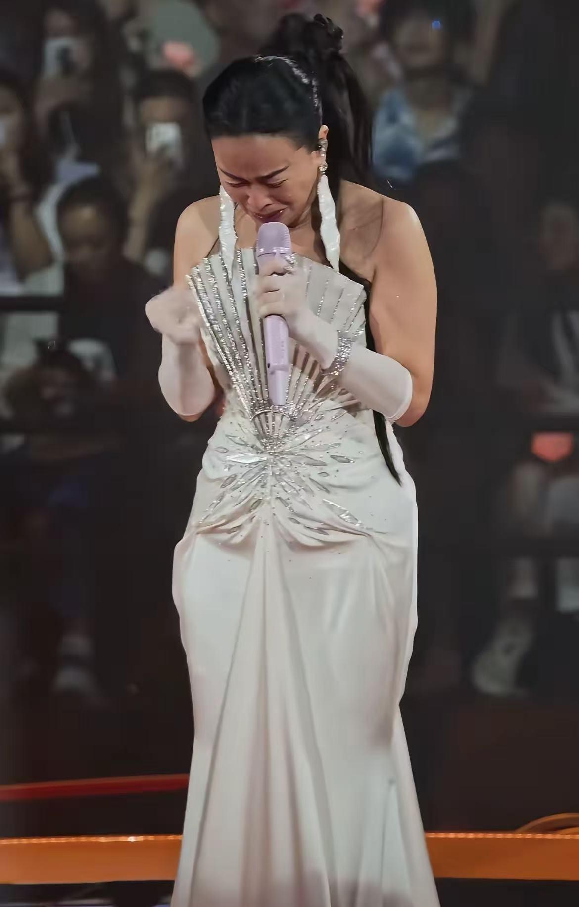 那英爆哭！让人想起了刀郎和周深事件“长个好嗓子，配个狗脑子”是那英老师对