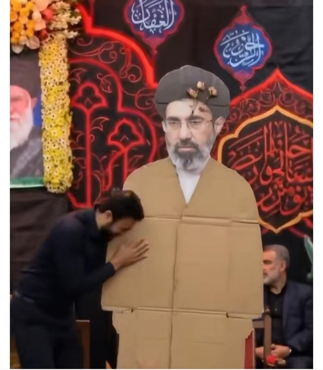 外媒说，伊朗新领袖小哈梅内伊受伤了。伊朗也承认小哈梅内伊腿受伤了。小哈梅内伊的