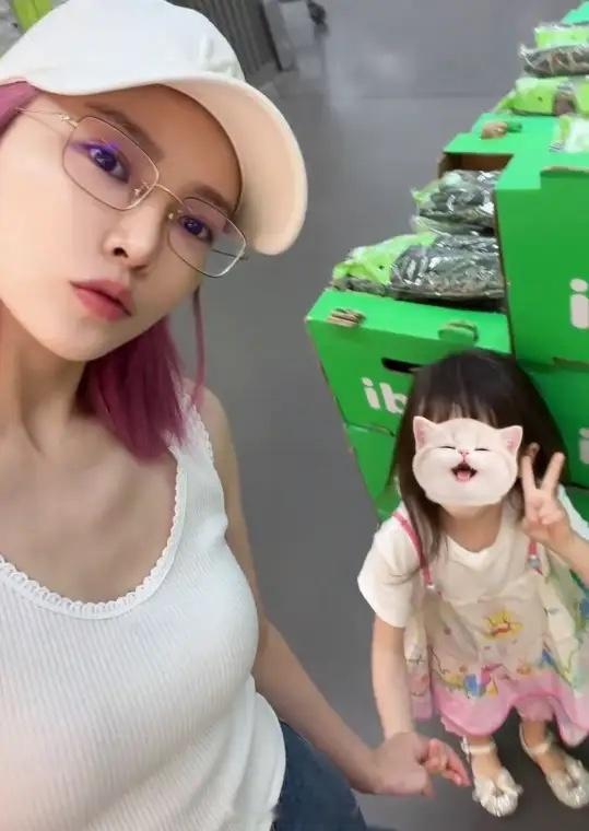 杜淳开车带着老婆王灿还有女儿去逛超市。一家三口来的这家超市也是北京很有名的一家了