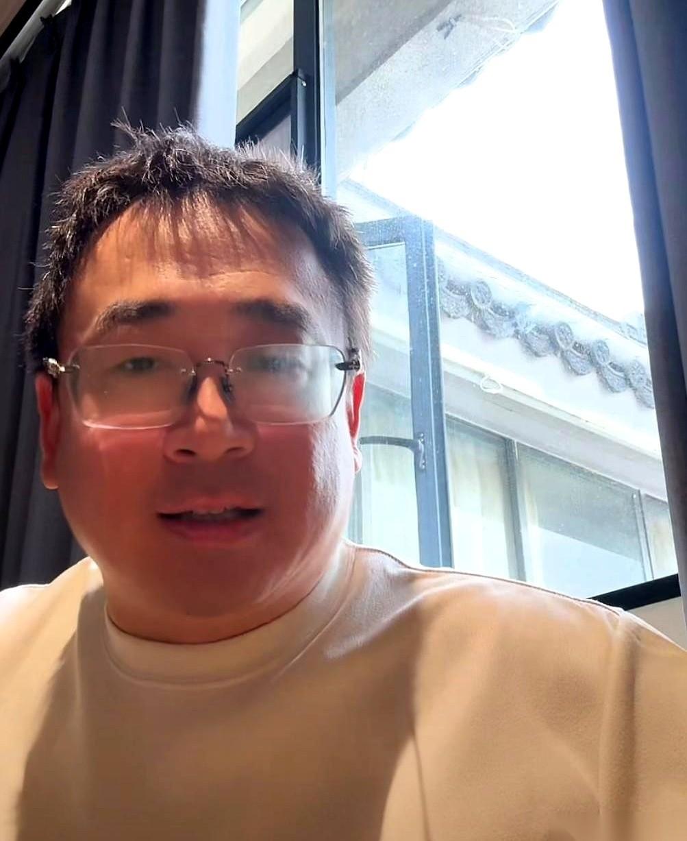 “我们都到现场了。”云昊下午五点半刚露面，直播间瞬间挤进三四千人，屏幕上的礼物