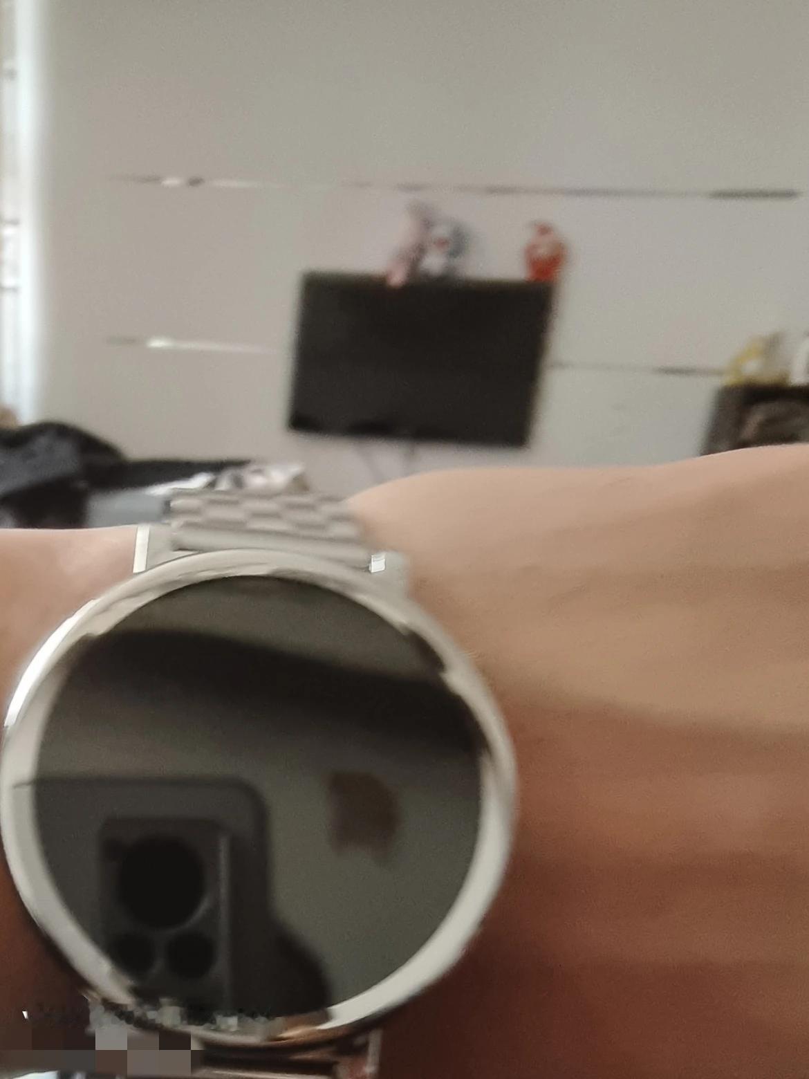 华为的GT4到手了，我买的是小表盘41的，周围的人说，这一款是女生戴的，男的就应
