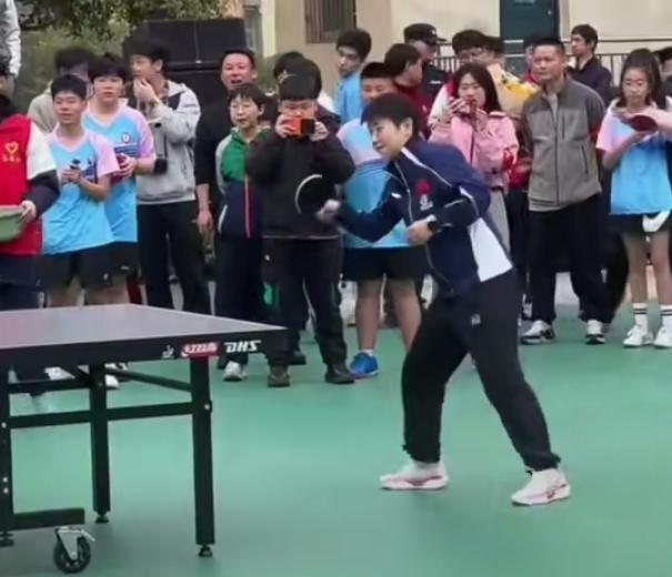 孙颖莎走进重庆校园，全程笑容灿烂，非常开心。师生们沉浸式观看孙颖莎打球，莎莎