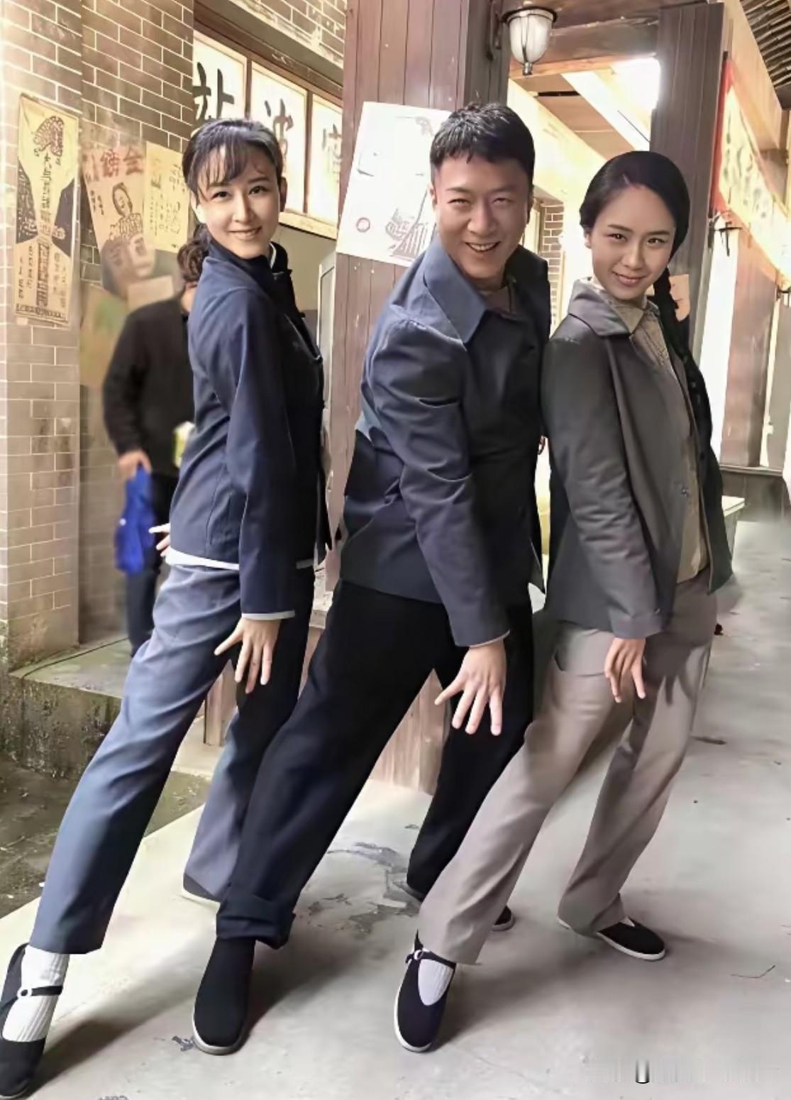 这是胡静孙红雷张晔子三人在一起的一张合影。三人配合默契，充满青春朝气，胡静、