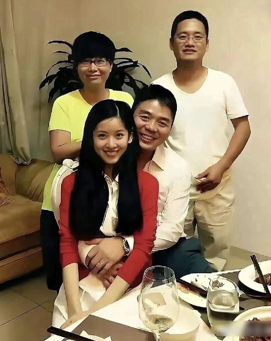 脸上的表情是骗不了人的。不知妻美的刘强东，和章泽天在一起时，他笑的比谁都美。