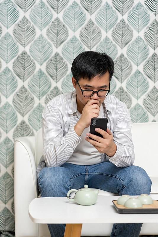 儿子下个月要结婚了，就是有件事把握不住，一直纠结着……原先单位里有位老领导分管