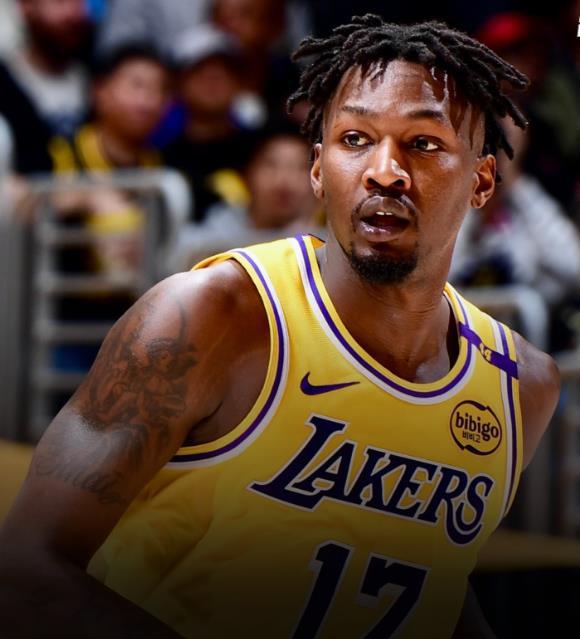 火箭队之前给了芬尼·史密斯一份4年5300万的大合同，从湖人队挖来了这位顶级的3