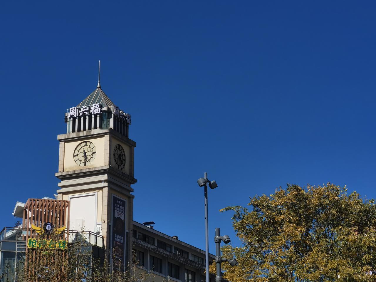 昆明的冬天什么最让人惊叹？那就是它那湛蓝的天空。这种蓝是无法用语言准确描述的