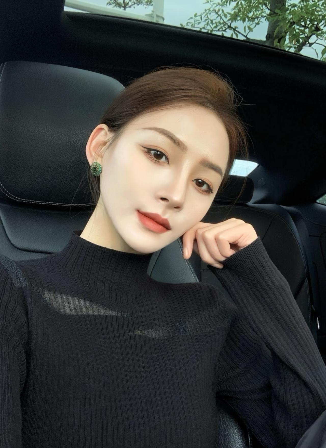 下联：地广纳山河！