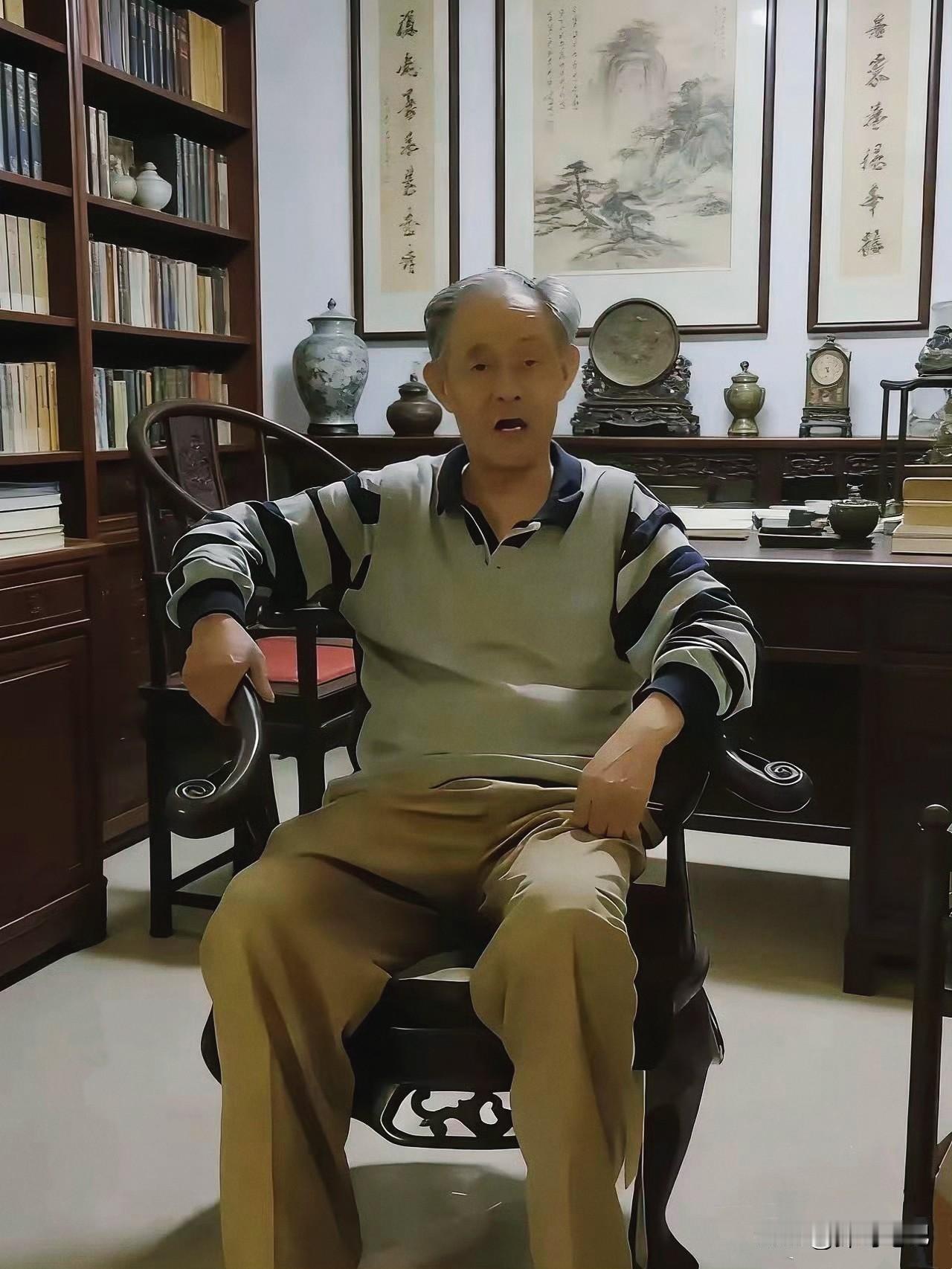 南京博物院前院长徐湖平先生近日一张居家照，引发不少讨论。八十一岁的他坐在黄花梨椅