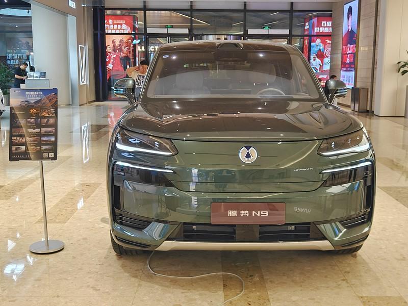 最近一直在对比高端六座SUV，线下看完腾势N9闪充版，真心觉得它家用几乎没有短板。预售价45-50万