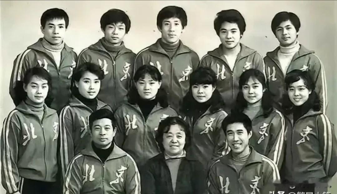 最后排就认得出右二是李连杰和最右边的赵长军。前排右一是李俊峰，曾在电影《武当》里