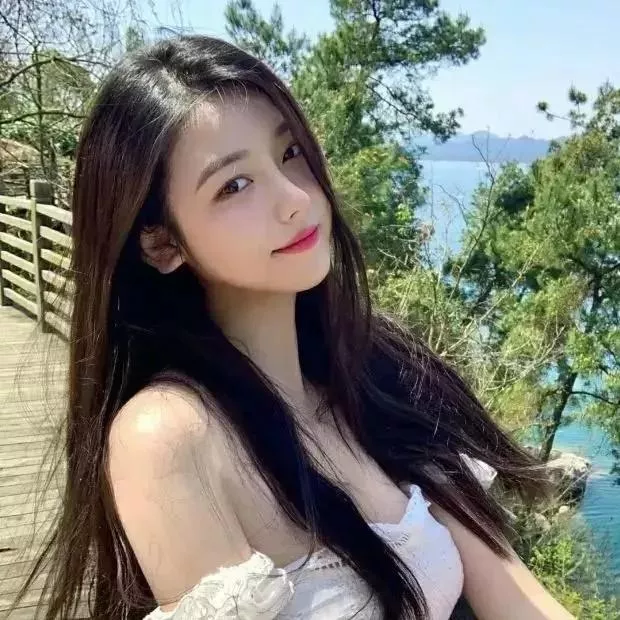 阳光下的海滨，仙气飘飘的少女