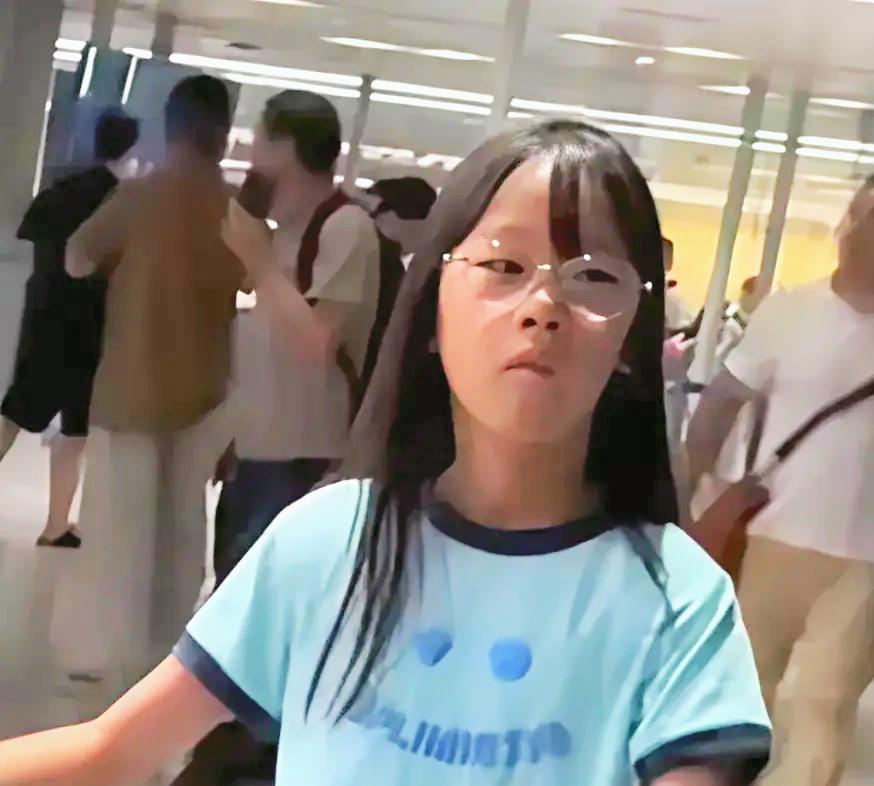 伊能静女儿小米粒近照曝光，9岁小姑娘的长相引发热议。近日一家三口结束欧洲度假返沪