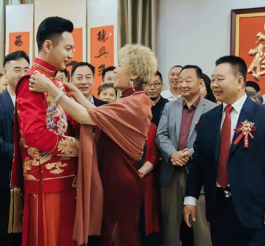 41岁特型演员侯京健大婚！妻子身份曝光，竟是北京台知名主持人5月9