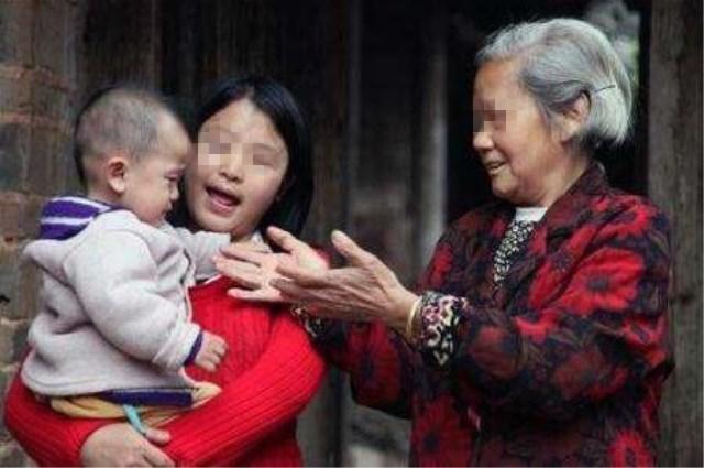 带儿子吃完喜酒回来, 被婆婆无理打骂, 实在忍不了还手了……