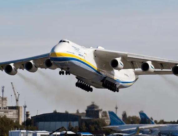 俄罗斯由于国内很难快速生产大型运输机，就对乌克兰的运输机虎视眈眈，可是乌克兰即使