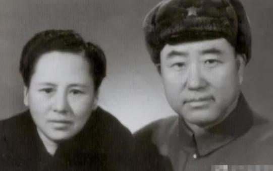 1950年11月，36军军长刘万春接到通知到北京参加会议，可是刚下车，就看到几名