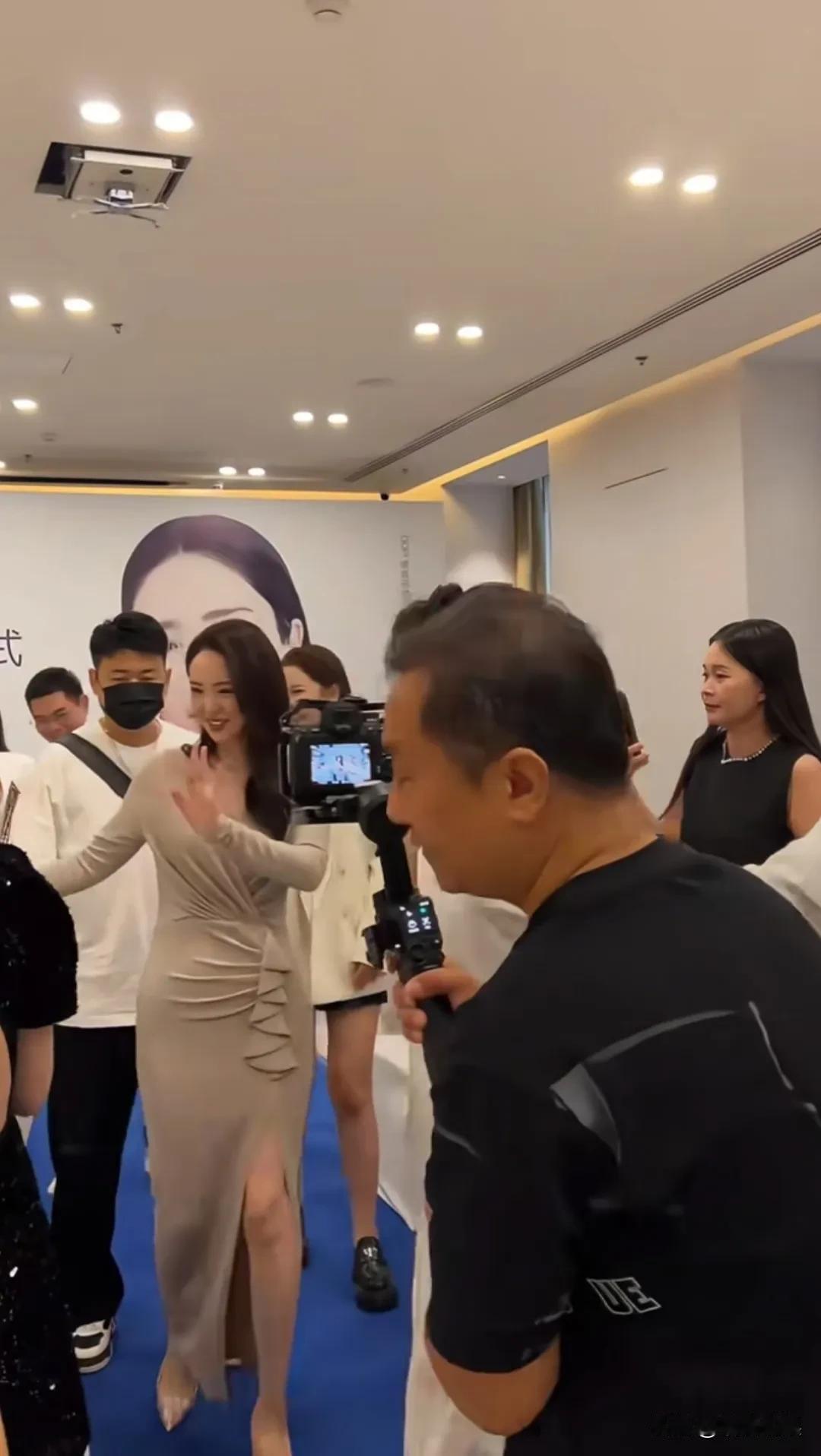 看了董璇近照，谁不说一声这张维伊吃得好啊！董璇现身北京，她又接了新代言。长发