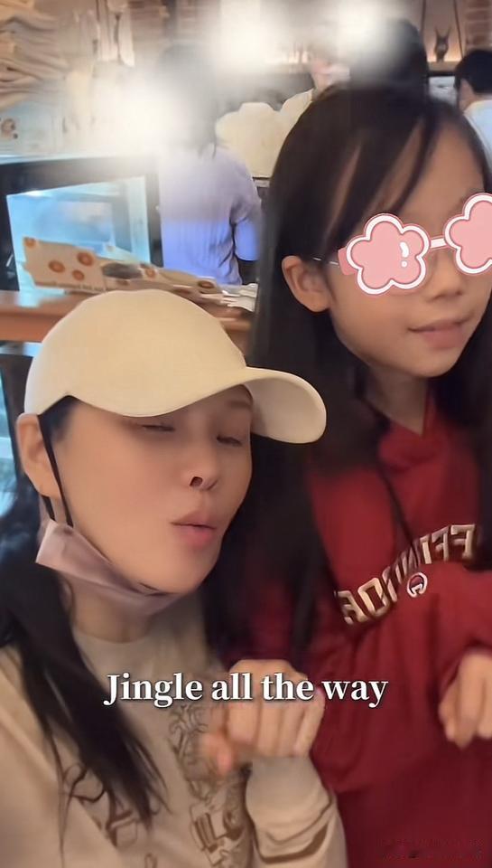 伊能静跟女儿一起布置圣诞树，伊能静还送了女儿圣诞节礼物，秦昊也回家准备一起过圣诞