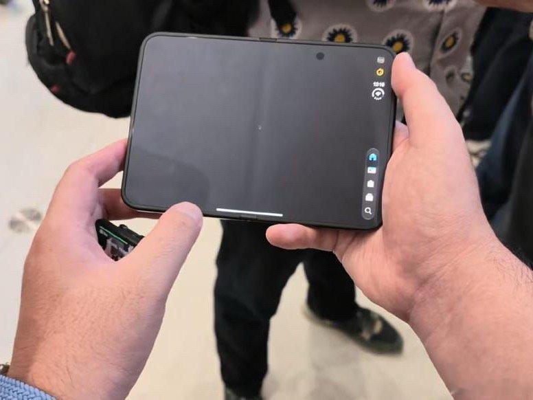 苹果十八iPhoneDuo折痕线下其实挺明显的，果然奇迹不存在，苹果也做不到遥遥领先​