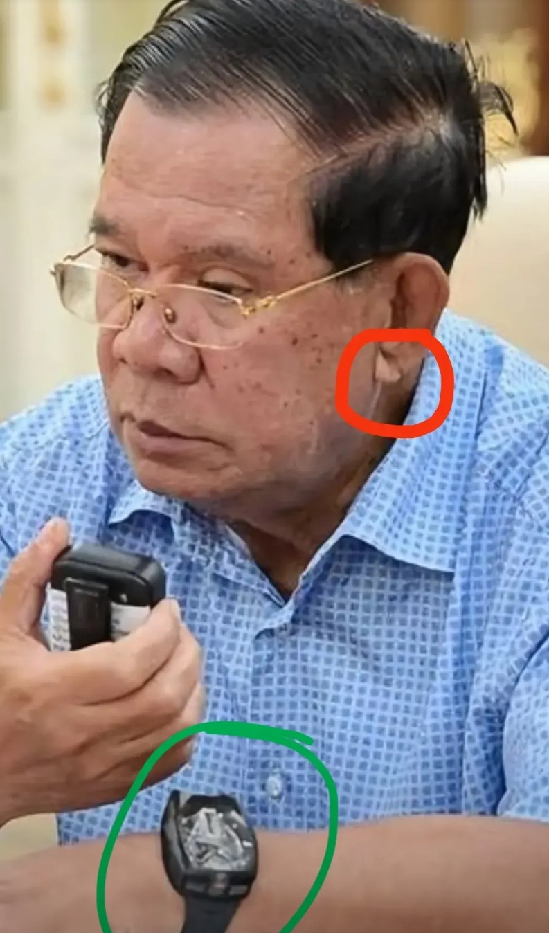 毕竟是见过世面的，洪森新照片还是一如既往地淡定。左手星巴克，右手功夫茶，身后大地