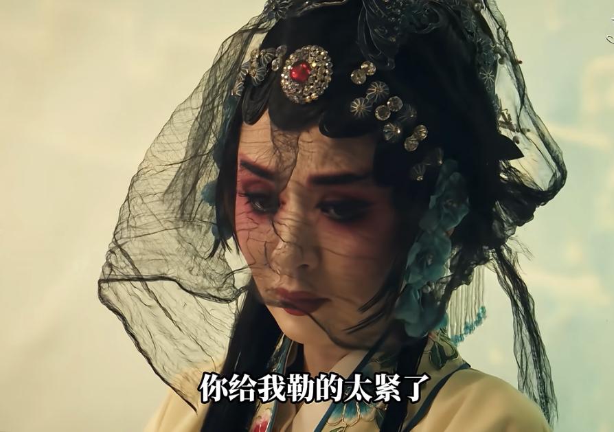 米兰戏演砸了，竞争对手花彩香也不在了，正好有结婚对象，她也觉得累了。一个剧团里面