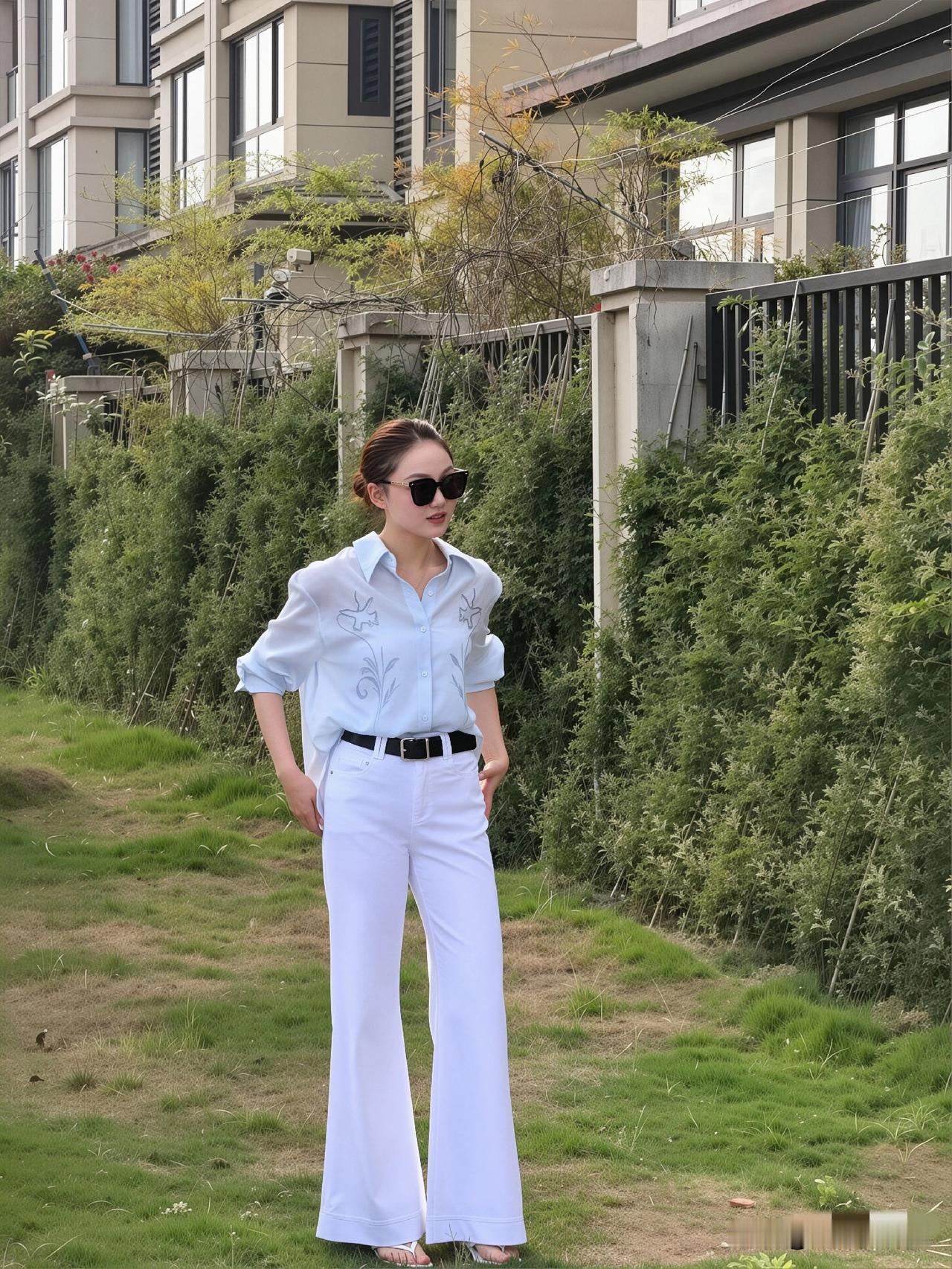 蓝衬衫+白阔腿裤，这套通勤我穿最多梨形身材，以前不敢穿浅色裤子，怕胯不好看。