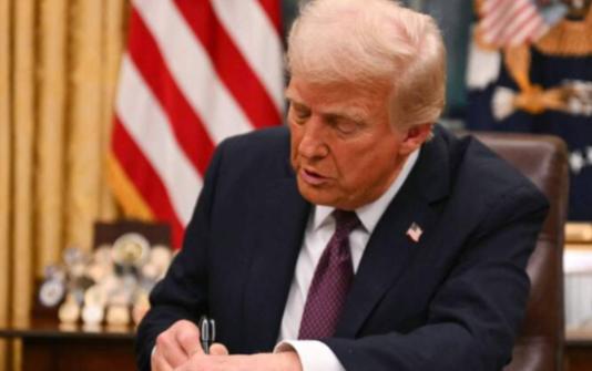 特朗普大清早发飙：出生公民权是给黑奴后代的，不是给中国人的。 当地时间3月3