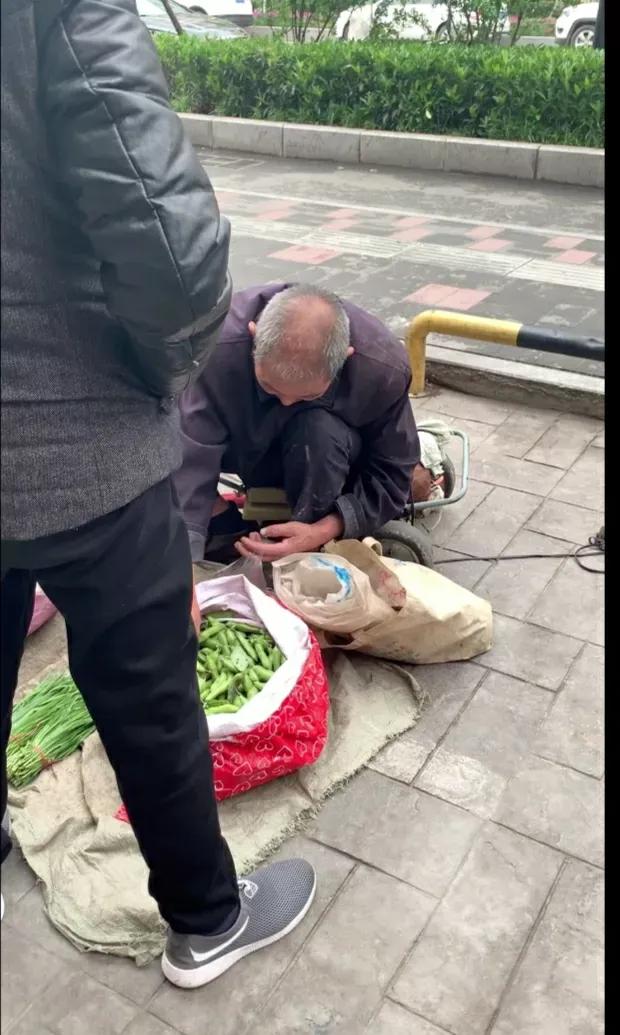 我问卖菜大爷:“你生意看起来也不好，为什么还天天出来蹲守啊？”大爷意味深长的