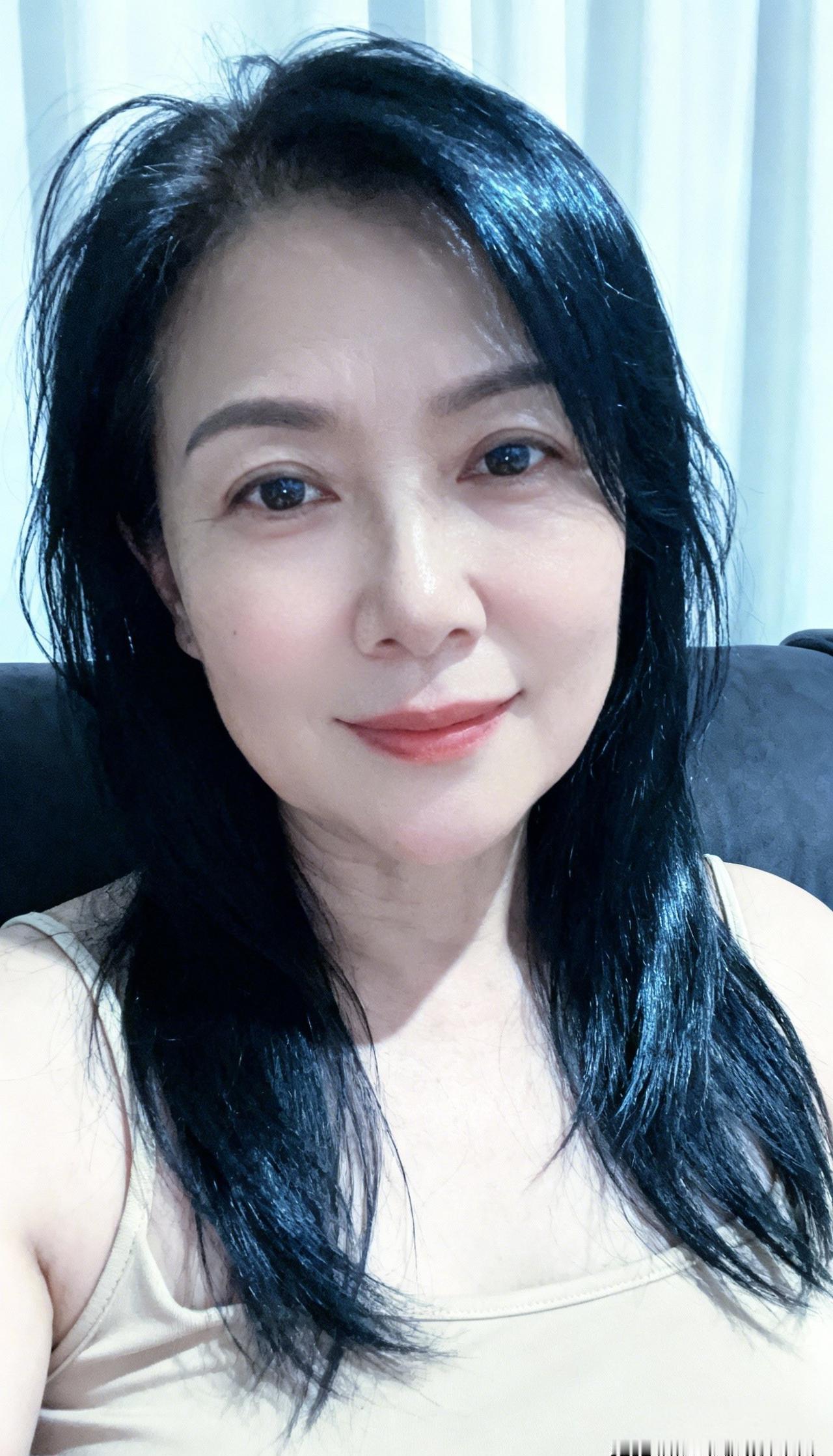 他飘在400公里外的真空。她站在阳台上仰头，牙印深深陷进下唇——这是第六个月的