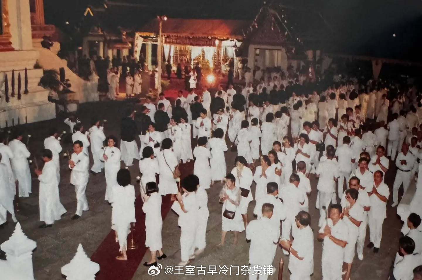 王室王室泰国王室暹罗往事老照片：1996年诗娜卡琳王太后守灵期间，因为王太后的