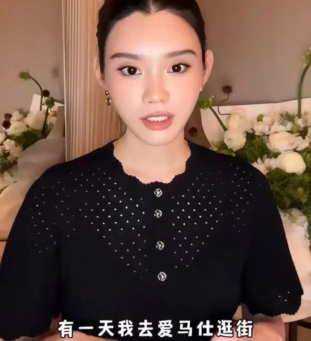 四岁闺女背几万块的爱马仕，当妈的觉得这是最甜的时光，评论区却直接炸了锅。这事儿