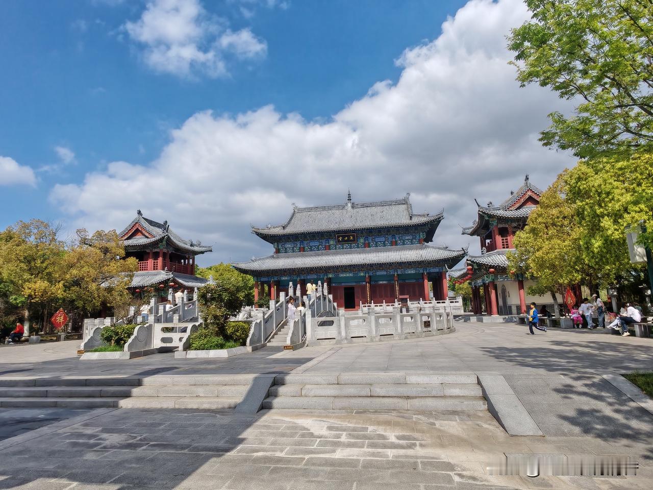 作为一个土生土长的湖北麻城人，我平常最喜欢去的景点还是麻城移民文化公园。这里没有