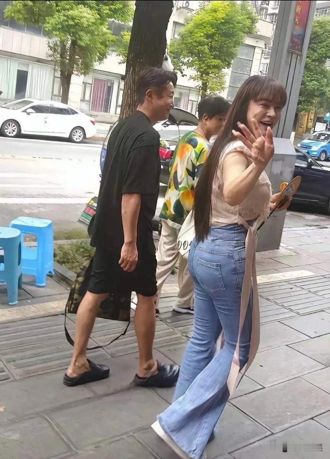 邹市明和老婆冉莹颖还有岳母一起外出，不得不说，冉莹颖的身材很不错啊，前凸后翘的。