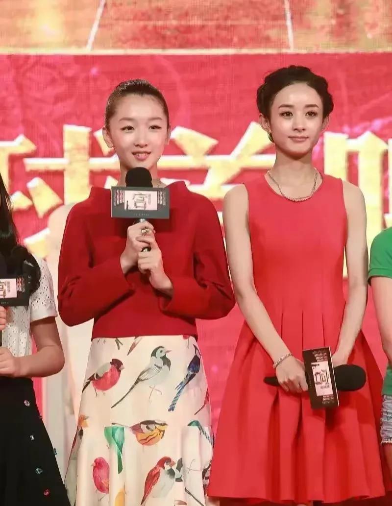 果然人红了才更自信，刚出道时候的赵丽颖，站在周冬雨身旁就像个小透明！周冬雨穿