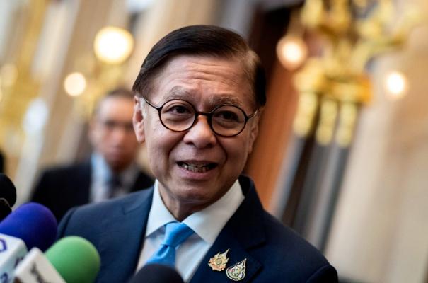 泰国这出戏，不是演砸了，而是演过头了。一个干了四十多年外交的老资格，当着几十台摄