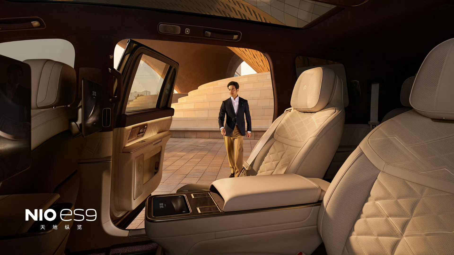 过道版的蔚来ES9，显然没有带中岛的ES9更尊贵。这个级别，这个定位，我觉