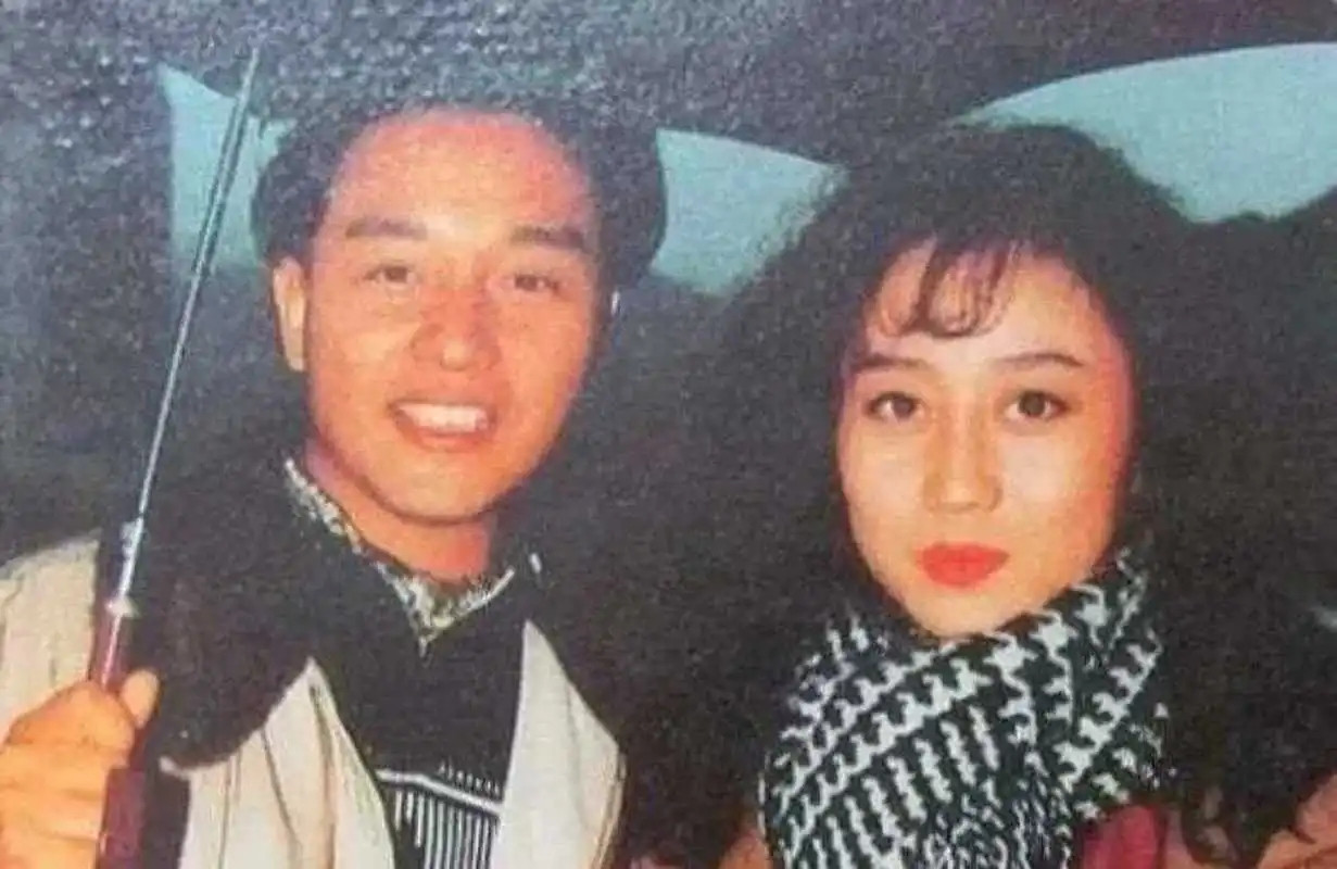 1987年，周润发将一个蛋糕扣在妆容精致的利智的脸上。利智忍着内心的伤痛到后场清