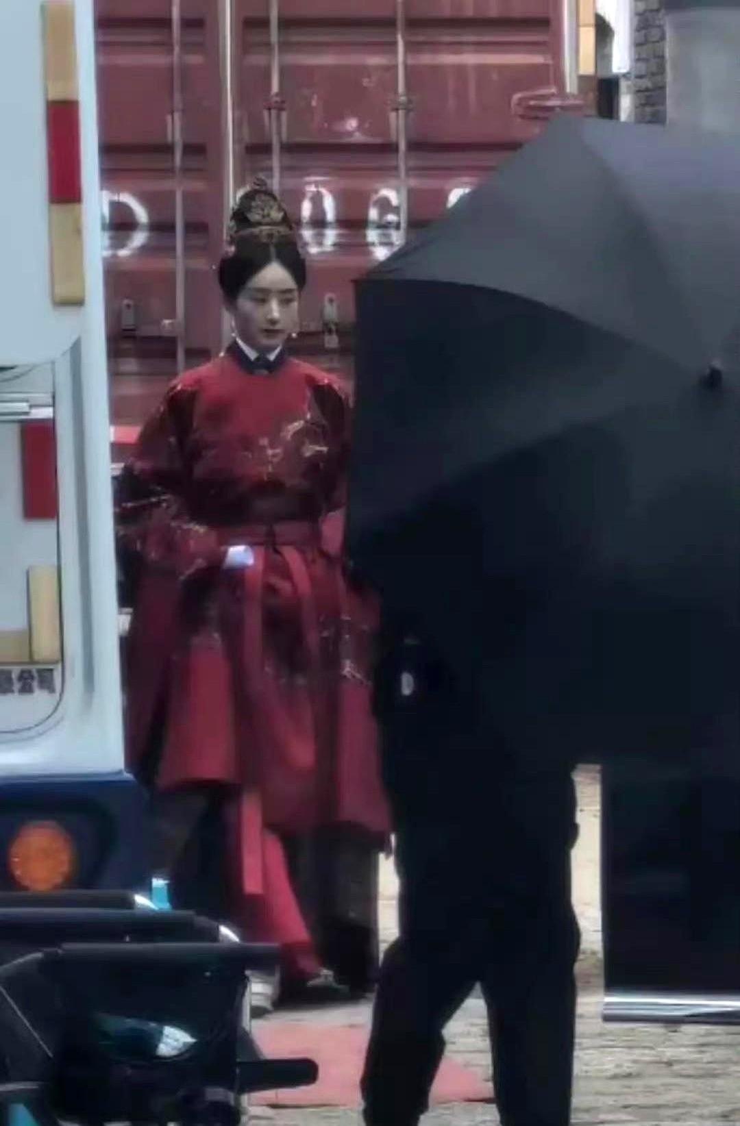 赵丽颖空降《澎湖海战》。不是来谈恋爱的。观众原以为她会负责哭戏或给硬汉们