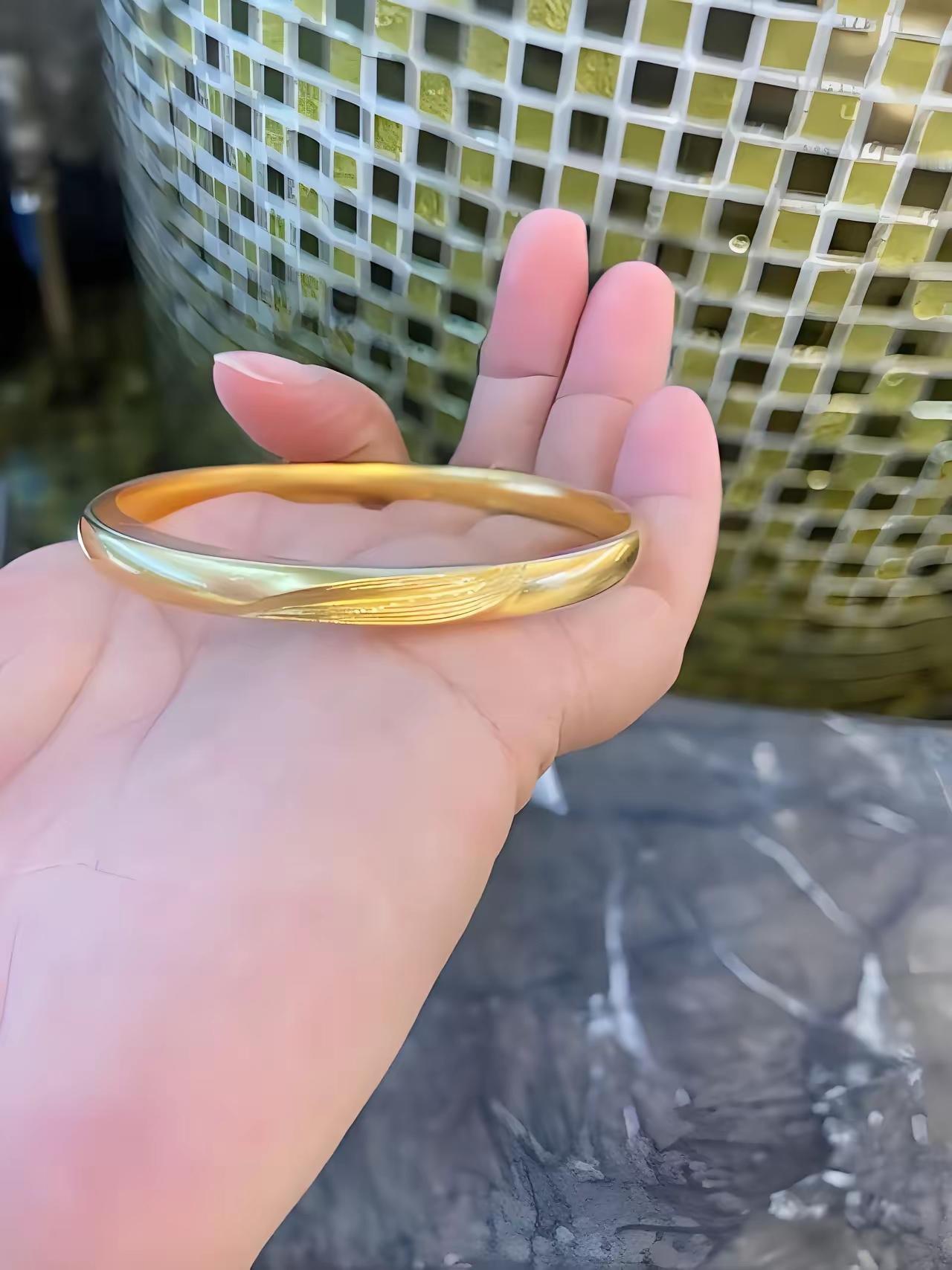 你手里的黄金卖了吗？邻居下午把手镯卖了，她买的时候是325一克，现在是回收价9
