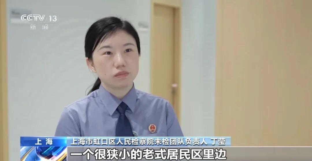 上海，一13岁女孩命运坎坷，父母离异之后，她跟着父亲生活，但爷爷和父亲相继离开，