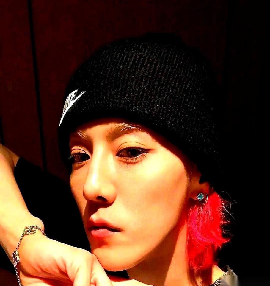 凌晨三点，全网的眼睛都死死钉在鹿晗的微博上。键盘噼里啪啦地响，无数手机屏幕在暗