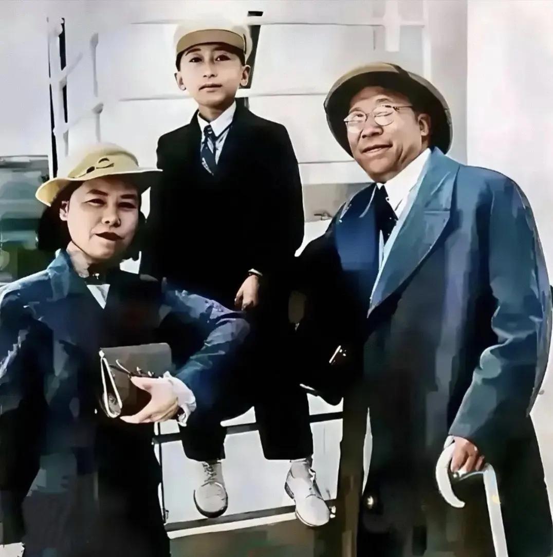 1937年10月，杨虎城与夫人谢葆真、次子杨拯中一家三口的最后一张合影，三人在回