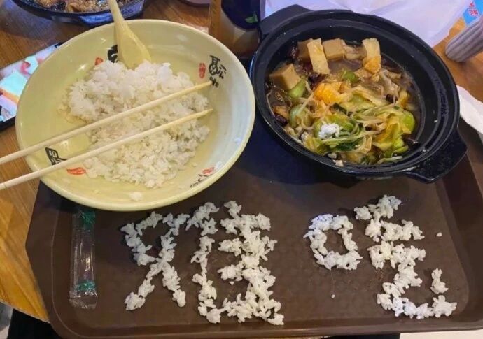 无声但有力，这届网友是懂餐桌抗议的！