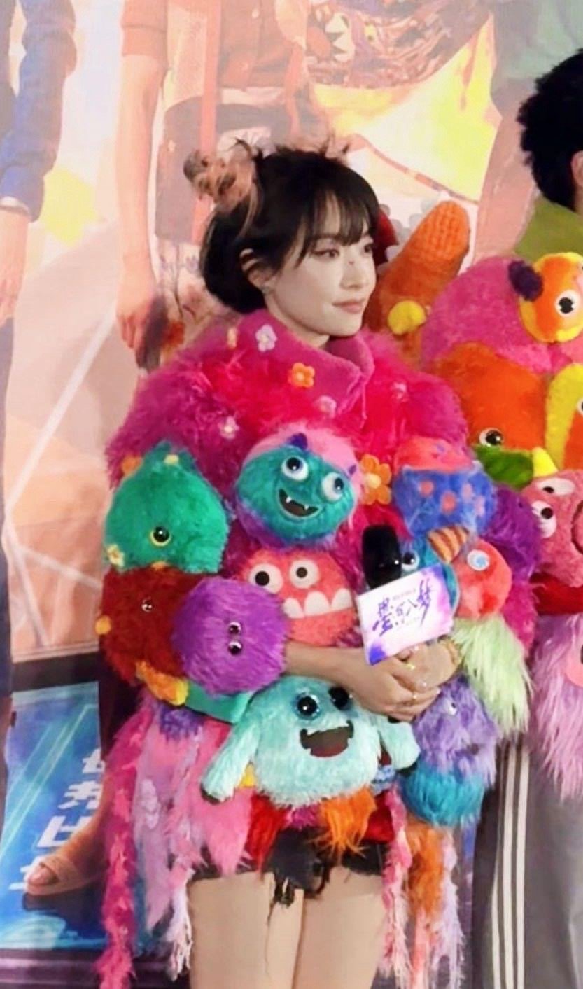 宋茜脸上腿上眼里都有星星宋茜今天这个造型我真的会爱，脸上贴星星、腿上画星星、指